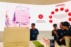 Gian hàng của Viettel IDC trưng bày mô hình Trung tâm Dữ liệu Hòa Lạc.