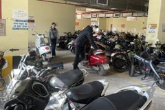 Khu vực để xe điện nhà CT2 Thạch Bàn chật cứng phương tiện.