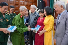 Thương binh, nhà giáo Nguyễn Thùy (hàng trên, thứ hai từ trái qua) trao tặng bạn đọc nhật ký thời chiến.