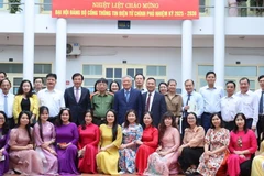 Phó Thủ tướng Thường trực Chính phủ Nguyễn Hòa Bình; Bộ trưởng, Chủ nhiệm Văn phòng Chính phủ Trần Văn Sơn; Thứ trưởng Thường trực Bộ Văn hóa, Thể thao và Du lịch Lê Hải Bình, lãnh đạo các vụ, cục thuộc Văn phòng Chính phủ cùng các đại biểu và đội ngũ cán bộ, phóng viên, biên tập viên, người lao động của Cổng Thông tin điện tử Chính phủ. Ảnh: VGP/Nhật Bắc