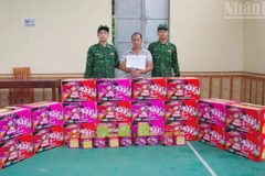 Đối tượng Nông Văn Lý cùng số lượng lớn tang vật nghi là pháo nổ.