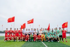 Các cầu thủ FC Trung tâm Phát thanh-Truyền hình Quân đội-Liên đoàn báo chí Thái Lan chụp hình lưu niệm với lãnh đạo ban tổ chức giải Press Cup 2025.