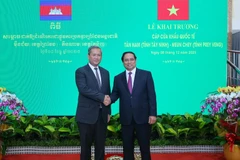 Thủ tướng Chính phủ Phạm Minh Chính và Thủ tướng Campuchia Hun Manet bắt tay trước khi vào hội đàm. (Ảnh: VGP/Nhật Bắc)