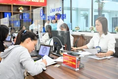 Cán bộ làm việc tại Trung tâm Phục vụ hành chính công phường Đống Đa, Hà Nội. (Ảnh THẾ ĐẠI)
