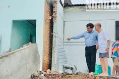 Đồng chí Lưu Quang Anh, Phó Chủ tịch Ủy ban nhân dân phường Giá Rai (tỉnh Cà Mau) thăm, động viên các hộ dân nhà bị sạt lở xuống sông. (Ảnh: TRỌNG DUY)
