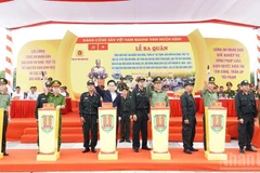 Chủ tịch Ủy ban nhân dân tỉnh Quảng Ngãi Nguyễn Hoàng Giang cùng lãnh đạo Công an tỉnh Quảng Ngãi bắn súng phát lệnh ra quân thực hiện đợt cao điểm.