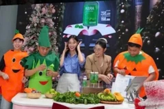 Một cảnh quảng cáo sản phẩm sai phạm trong vụ án liên quan Hằng Du Mục, Quang Linh Vlogs và Hoa hậu Thùy Tiên.