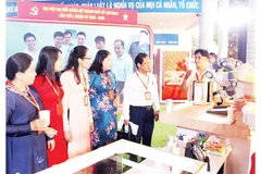 Các đại biểu tham quan sản phẩm khoa học, công nghệ được trưng bày tại Đại hội đại biểu Đảng bộ Thành phố Hồ Chí Minh lần thứ nhất, nhiệm kỳ 2025-2030.