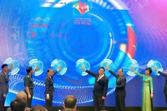 Đồng chí Nguyễn Trọng Nghĩa và các đồng chí lãnh đạo bấm nút phát động giải thưởng.