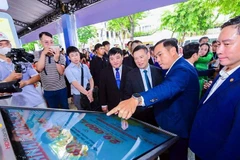 Phó Thủ tướng Chính phủ Hồ Đức Phớc cùng đoàn đại biểu cấp cao thăm không gian giới thiệu các giải pháp tài chính số của HDBank tại sự kiện.