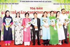 Ban tổ chức tặng hoa các đại biểu tham dự tọa đàm "Sức trẻ văn chương phương nam". (Ảnh QUỐC THANH)
