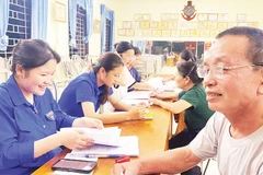 Đoàn viên, thanh niên xã Ô Diên hỗ trợ Tổ công tác thu thập thông tin của các chủ sử dụng đất.