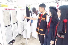 Học sinh người dân tộc thiểu số tìm hiểu các tư liệu về chủ quyền của Việt Nam đối với hai quần đảo Hoàng Sa và Trường Sa.