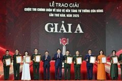 Chủ tịch nước Lương Cường và Thường trực Ban Bí thư Trần Cẩm Tú chúc mừng các tác giả, nhóm tác giả đoạt Giải A, Cuộc thi chính luận về bảo vệ nền tảng tư tưởng của Đảng lần thứ 5, năm 2025. (Ảnh: THỦY NGUYÊN) 