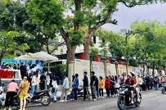 Trong đợt tuyên truyền kỷ niệm 135 năm Ngày sinh Chủ tịch Hồ Chí Minh, nhiều bạn đọc Gen Z đã xếp hàng dài để được nhận ấn phẩm đặc biệt của Báo Nhân Dân.