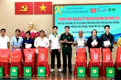 Trao quà Tết cho gia đình liệt sĩ tại Thành phố Hồ Chí Minh.