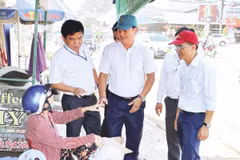 Cán bộ xã Phước An (thành phố Đồng Nai) vận động người dân bàn giao mặt bằng thực hiện dự án Đường 25C kết nối sân bay Long Thành.