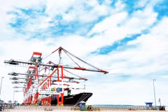 Tàu container cỡ lớn vào cảng biển tại khu vực Cái Mép-Thị Vải làm hàng.