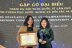 Đại diện AstraZeneca Việt Nam nhận Bằng khen của Liên hiệp các tổ chức hữu nghị Việt Nam