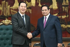 Thủ tướng Phạm Minh Chính và Bộ trưởng Giáo dục và Thể thao Lào Thongsalith Mangnormek.