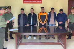 Cơ quan An ninh điều tra, Công an tỉnh Tuyên Quang đọc quyết định khởi tố, bắt tạm giam các đối tượng.