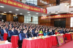 Các đại biểu tham dự Đại hội đại biểu Đảng bộ tỉnh Thanh Hóa lần thứ XX biểu quyết thông qua nội dung phiên trù bị.