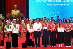 Ban Tổ chức trao giải cho các đội tham dự cuộc thi khởi nghiệp sáng tạo trong sinh viên.