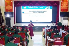 Trang bị kiến thức y học gia đình và quản lý bệnh mãn tính cho quân y và y tế cơ sở khu vực biên giới.