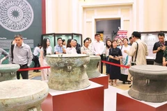 Khách tham quan trưng bày "Đồng vọng". (Ảnh THÙY TRANG)