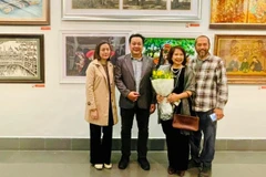 Họa sĩ Lê Phi Hùng (thứ hai từ trái sang) đoạt Giải nhất Cuộc thi vẽ tranh “Di sản văn hóa Việt Nam qua hội họa” năm 2025.