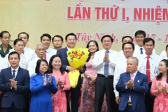 Bí thư Tỉnh ủy Tây Ninh Nguyễn Văn Quyết chúc mừng Phó Bí thư Tỉnh ủy Nguyễn Thanh Hải giữ chức Chủ tịch Ủy ban Mặt trận Tổ quốc Việt Nam tỉnh và Ủy ban Mặt trận Tổ quốc Việt Nam tỉnh khóa I ra mắt trước Đại hội.