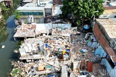 Nhiều hộ dân tháo dỡ nhà cửa để phục vụ dự án cải tạo tuyến kênh ô nhiễm dài gần 9km.