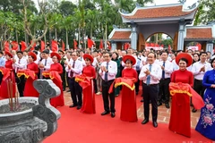 Chủ tịch Quốc hội Trần Thanh Mẫn, nguyên Tổng Bí thư Nông Đức Mạnh và các đại biểu thực hiện nghi thức khánh thành Khu lưu niệm Trưởng ban Thường trực Quốc hội Bùi Bằng Đoàn. 