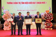 Đồng chí Nguyễn Xuân Thắng, Ủy viên Bộ Chính trị, Giám đốc Học viện Chính trị quốc gia Hồ Chí Minh, Chủ tịch Hội đồng lý luận Trung ương trao Bằng Công nhận đạt chuẩn mức độ 1 cho tập thể Trường Chính trị tỉnh Điện Biên.