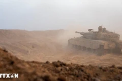 Xe quân sự Israel được triển khai tại Dải Gaza ngày 5/7. (Ảnh: THX/TTXVN)