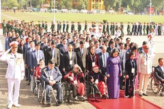 Phó Chủ tịch nước Võ Thị Ánh Xuân cùng các đại biểu thành kính tưởng niệm Chủ tịch Hồ Chí Minh. (Ảnh MỸ HÀ)