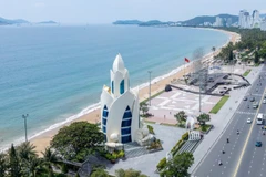 Tháp Trầm hương bên bờ biển Nha Trang. (Ảnh NGUYÊN PHƯƠNG)