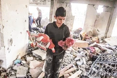 Hiện trường vụ không kích tại Gaza. (Ảnh ANADOLU AGENCY)