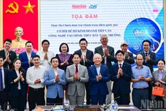 Đại diện lãnh đạo các cơ quan, tổ chức và các diễn giả tại buổi tọa đàm.
