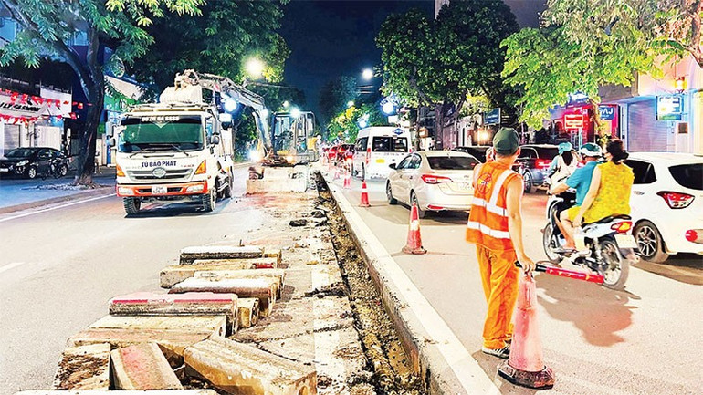 Dải phân cách cứng tại nhiều tuyến phố được dỡ bỏ để mở rộng lòng đường. ps-5.jpg