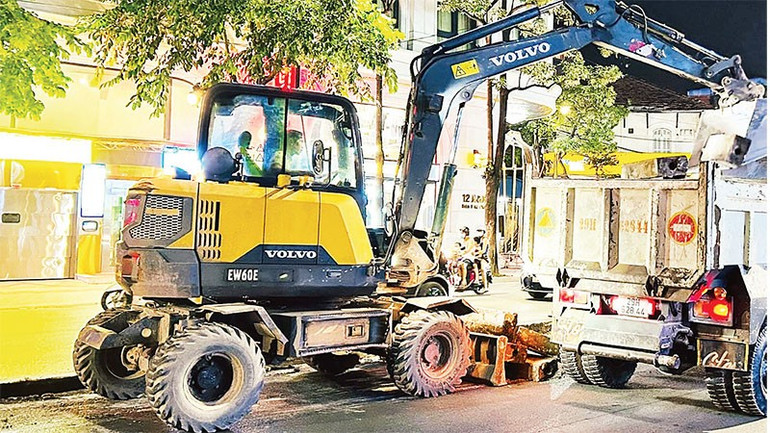 Rác thải xây dựng được vận chuyển đi ngay trong đêm. ps-4.jpg