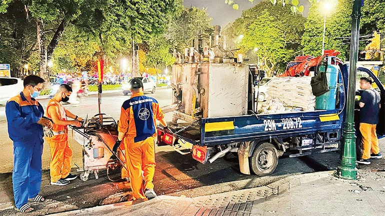 Công nhân Công ty công trình giao thông Hà Nội sơn lại vạch kẻ đường. ps-2.jpg