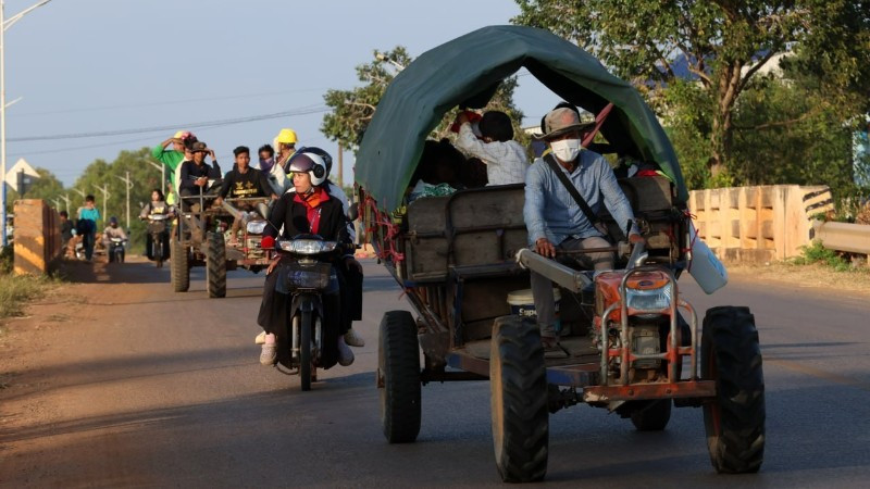 Người dân Campuchia sơ tán tránh xung đột ngày 8/12/2025. (Ảnh: Bộ Thông tin Campuchia)