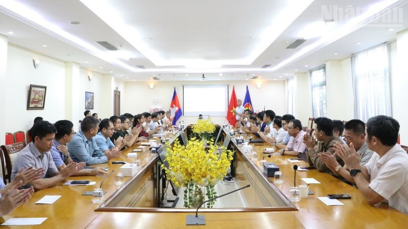 Đông đảo cán bộ, nhân viên Đại sứ quán, đại diện cộng đồng kiều bào, doanh nghiệp, lưu học sinh tại Campuchia tham gia lễ quyên góp. (Ảnh: HUY VŨ)