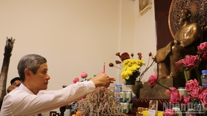 Bí thư Đảng ủy, Đại sứ Việt Nam tại Campuchia Nguyễn Minh Vũ thành kính dâng hương tưởng nhớ Chủ tịch Hồ Chí Minh. (Ảnh: HUY VŨ)