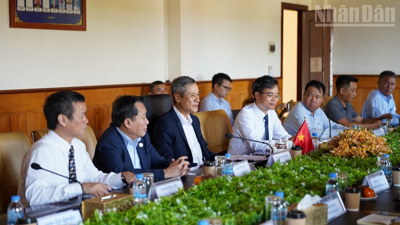 Đại sứ Nguyễn Minh Vũ và đoàn công tác tại buổi làm việc với chính quyền tỉnh Mondulkiri, địa phương cách thủ đô Phnom Penh khoảng 360 km. (Ảnh: ĐINH TRƯỜNG)