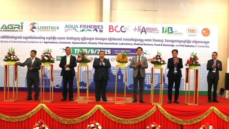 Lễ khai mạc chuỗi triển lãm thương mại quốc tế tại Campuchia ngày 17/9/2025. (Ảnh: ĐINH TRƯỜNG)