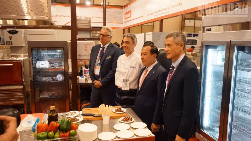 Bộ trưởng Du lịch Campuchia Huot Hak (giữa) và Đại sứ Việt Nam tại Campuchia Nguyễn Minh Vũ (ngoài cùng bên phải) tham quan gian hàng tại Hội chợ. (Ảnh: ĐINH TRƯỜNG)
