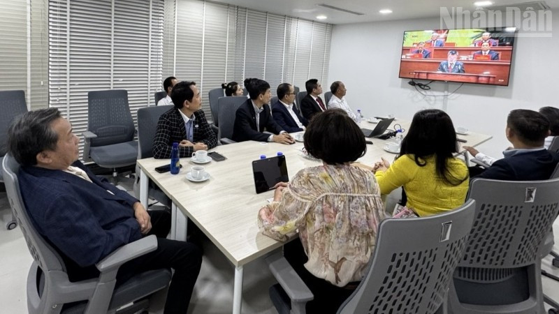 Các thành viên VCBA theo dõi phiên bế mạc Đại hội lần thứ XIV của Đảng Cộng sản Việt Nam. (Ảnh: ĐINH TRƯỜNG)