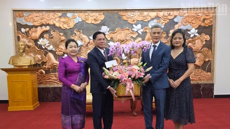 Đại sứ Buakeo Phumvongsay và Phu nhân tặng hoa chúc mừng Đại sứ Nguyễn Minh Vũ và Phu nhân nhân dịp kỷ niệm 80 năm Cách mạng Tháng Tám thành công và Quốc khánh Việt Nam.